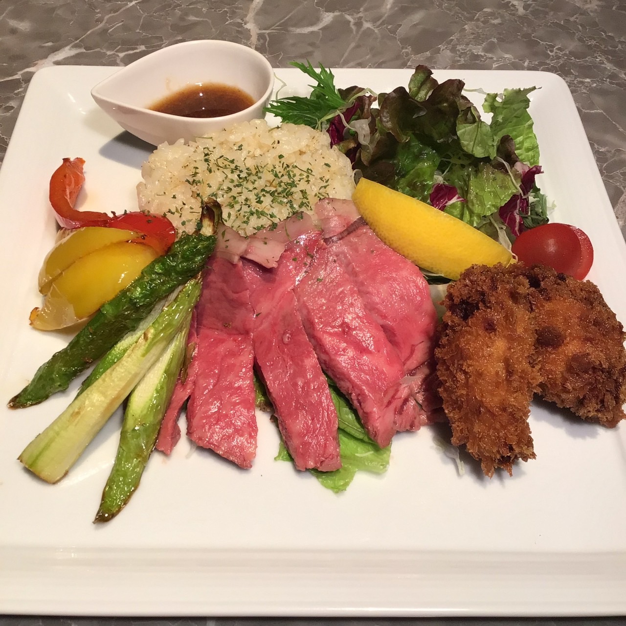 ローストビーフ（の端）とカキフライ～ワンプレート